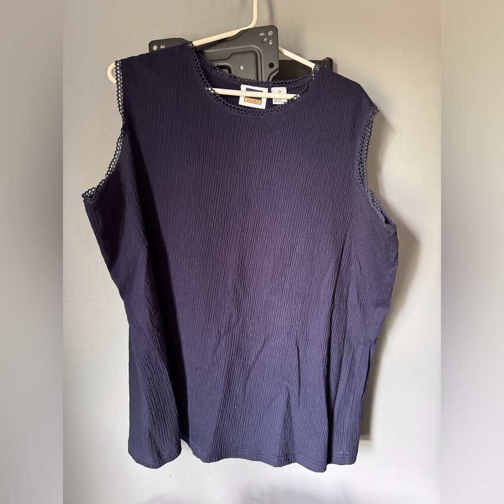Women’s size 2X navy tank